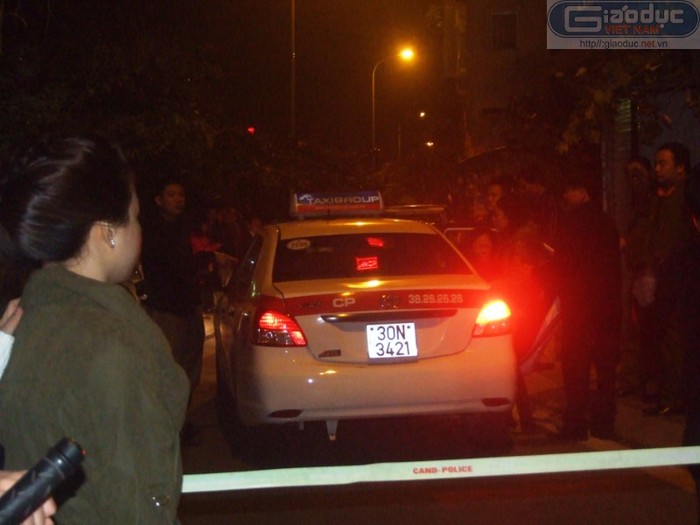 Người nhà nạn nhân bị sốc và đã được lực lượng chức năng đưa lên taxi để rời khỏi hiện trường